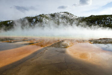 Blick auf die heiße Quelle im Yellowstone-Nationalpark - CAVF67427