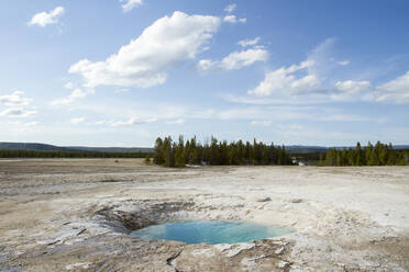 Blick auf die Landschaft des Yellowstone-Nationalparks gegen den Himmel - CAVF67428