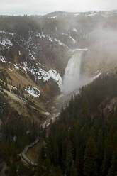 Blick auf die Upper Yellowstone Falls inmitten der Berge - CAVF67431