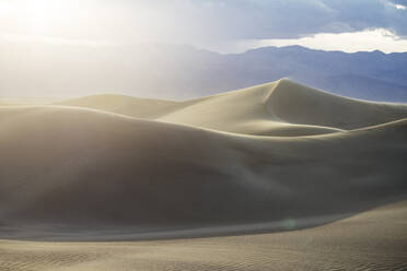 Landschaftliche Ansicht von Sanddünen in der Wüste gegen bewölkten Himmel - CAVF67444