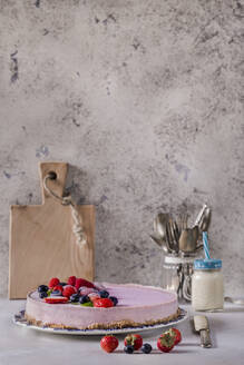 Erdbeerkäsekuchen in einem Teller auf einem Tisch an der Wand - CAVF67473