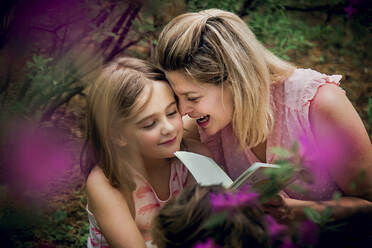 Hohe Winkel Ansicht der glücklichen Mutter und Tochter genießen beim Lesen Buch - CAVF67570