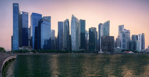 Skyline von Singapur und Yachthafen bei Sonnenuntergang - CAVF67578