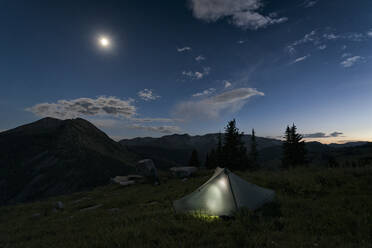Blick auf das Zelt auf dem Feld gegen den nächtlichen Himmel - CAVF67653