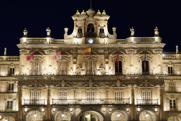 Blick auf die Plaza Mayor gegen den Himmel bei Nacht - CAVF67689