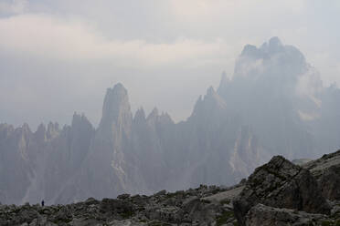 Malerische Aussicht auf die Berge bei nebligem Wetter - CAVF67704