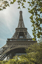 Niedriger Blickwinkel auf den Eiffelturm gegen den Himmel - CAVF67792