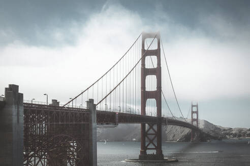 Blick auf die Golden Gate Bridge über das Meer gegen den Himmel bei nebligem Wetter - CAVF67793