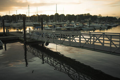 Segelboote auf dem See am Hafen gegen den Himmel bei Sonnenuntergang vertäut - CAVF67859