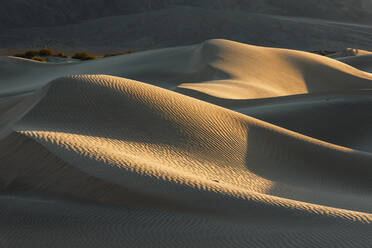 Idyllischer Blick auf die Sanddünen im Death Valley National Park - CAVF67869