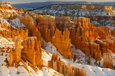 Blick auf die schneebedeckten Felsformationen im Bryce Canyon National Park - CAVF67874