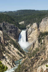 Landschaftliche Ansicht eines Wasserfalls gegen den Himmel an einem sonnigen Tag - CAVF67885