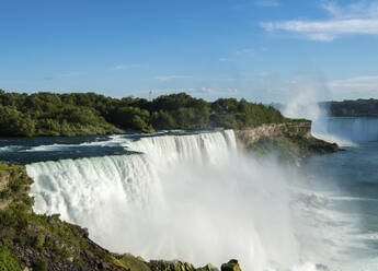 Aussicht auf die Niagarafälle an einem sonnigen Tag - CAVF67886