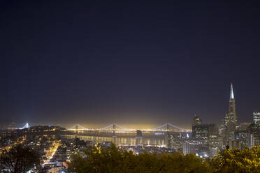 Hohe Winkel Ansicht der beleuchteten Brücke von Stadt gegen klaren Himmel in der Nacht - CAVF67918