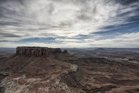 Aussicht auf Felsformationen in Moab bei bewölktem Himmel, lizenzfreies Stockfoto