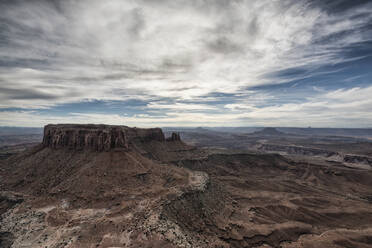 Aussicht auf Felsformationen in Moab bei bewölktem Himmel - CAVF68014