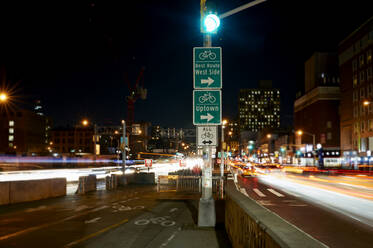 Lichtspuren auf der Straße in der Stadt bei Nacht - CAVF68037