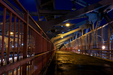 Brücke gegen den Himmel in der Stadt bei Nacht - CAVF68038