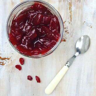 Draufsicht auf Marmelade in einer Schüssel auf dem Tisch - CAVF68077