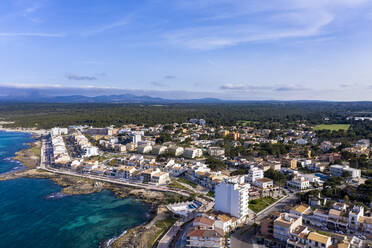 Spanien, Mallorca, Luftaufnahme des Ferienortes Can Picafort im Sommer - AMF07405