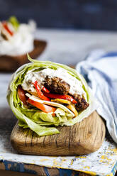 Low-Carb-Burger mit Brötchensalat, gebratenem Gemüse und Tzatziki-Sauce - SBDF04077