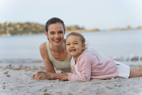 Porträt einer glücklichen Mutter mit Tochter am Strand, lizenzfreies Stockfoto