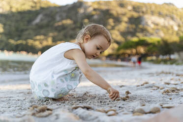 Niedliches Kleinkind Mädchen spielt am Strand - DIGF08792