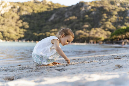 Niedliches Kleinkind Mädchen spielt am Strand - DIGF08793