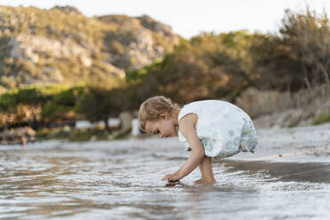 Niedliches Kleinkind Mädchen spielt am Strand - DIGF08799