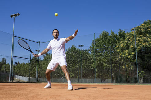 Tennisspieler während eines Tennismatches - ABZF02690