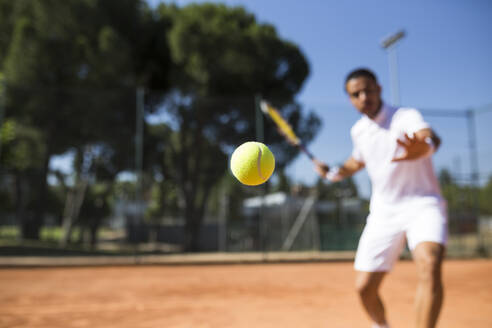 Tennisspieler während eines Tennismatches, Fokus auf Tennisball - ABZF02697