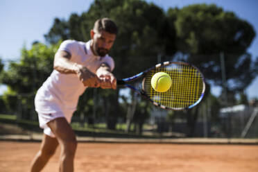 Tennisspieler während eines Tennismatches, Fokus auf Tennisball - ABZF02698