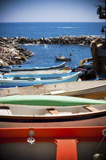 Boote an der Küste, Manarola, Ligurien, Cinque Terre, Italien - GIOF07401