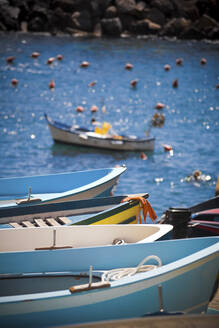 Boote an der Küste, Manarola, Ligurien, Cinque Terre, Italien - GIOF07402