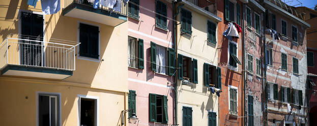 Häuser in Manarola, Ligurien, Cinque Terre, Italien - GIOF07404