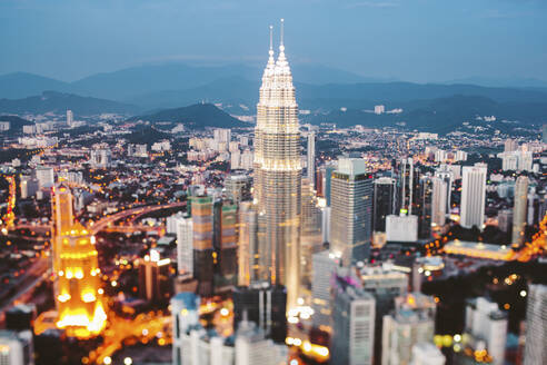 Stadtbild von Kuala Lumpur in der Abenddämmerung, Malaysia - GIOF07413