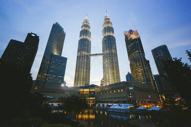 Petronas-Türme in der Abenddämmerung, Kuala Lumpur, Malaysia - GIOF07418