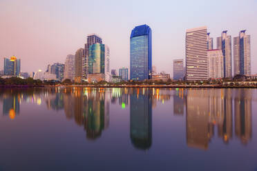 Stadtbild von Bangkok in der Abenddämmerung, Thailand - GIOF07424