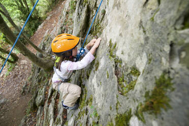 Hochformatige Ansicht eines Mädchens beim Klettern am Felsen von Lees Athas - CAVF68097