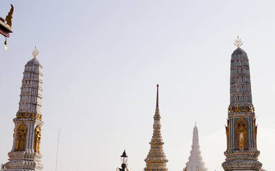 Niedriger Blickwinkel auf Wat Phra Kaew bei klarem Himmel an einem sonnigen Tag - CAVF68116