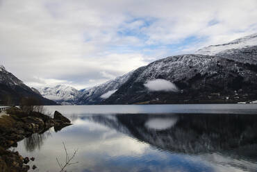 Spiegelung von Bergen und Himmel im See im Winter - CAVF68147