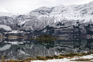 Spiegelung der schneebedeckten Berge im See - CAVF68148