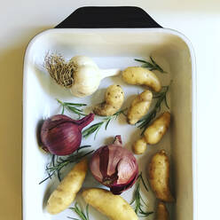 Overhead view of onions with garlics and gingers in tray - CAVF68166