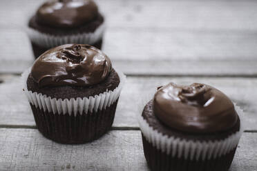 Nahaufnahme von Cupcakes auf dem Tisch - CAVF68180