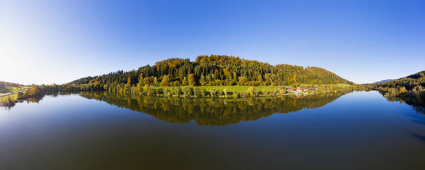 Deutschland, Bayern, Oberbayern, Tölzer Land, Künstlicher See Stallauer Weiher - SIEF09251