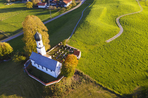 Deutschland, Oberbayern, Bayern, Tölzer Land, Oberbuchen, Luftaufnahme der Kirche Mariä Heimsuchung - SIEF09253