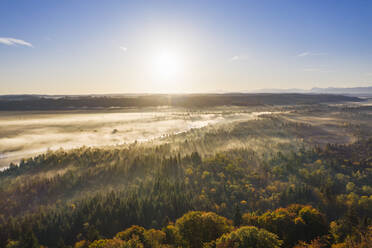 Deutschland, Bayern, Oberbayern, Naturschutzgebiet Isarauen, Luftaufnahme der Isar bei Sonnenaufgang - SIEF09258