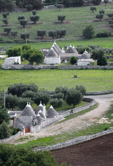 Italien, Apulien, Locorotondo, Trulli-Häuser in Landschaft - HLF01179