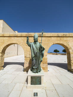 Italien, Provinz Lecce, Santa Maria di Leuca, Statue des Papstes mit päpstlicher Ferula - AMF07425