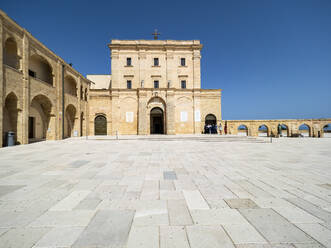 Italien, Provinz Lecce, Santa Maria di Leuca, Leerer Platz der Wallfahrtskirche Santa Maria de Finibus Terrae - AMF07427